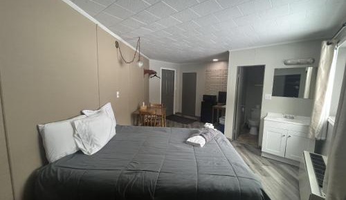 Standard Queen Room