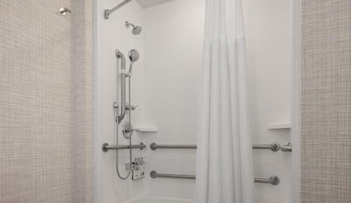One-Bedroom Suite - Communications/Mobility Accessible with Tub