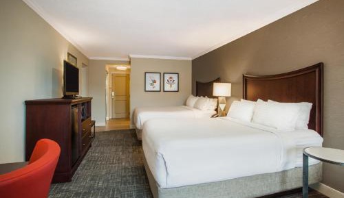 Queen Suite with Two Queen Beds, One Bunk Bed and Balcony