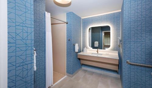Suite with Two Queen Beds and Roll-In Shower - Mobility and Hearing Access/Non-Smoking