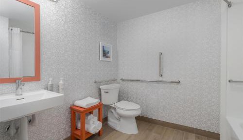 King Room with Bath Tub - Mobility and Hearing Accessible/Non-Smoking