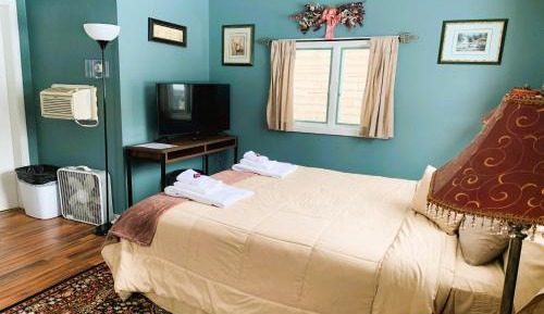 Queen Bed Riverfront with Kitchenette	