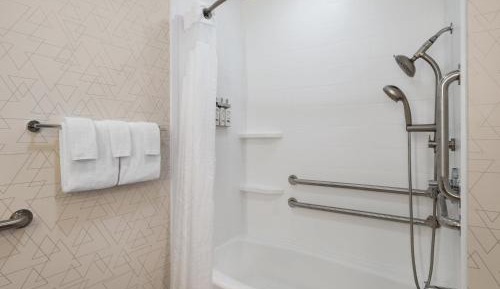 Studio Queen Room with Hearing Accessible Tub - Non-Smoking