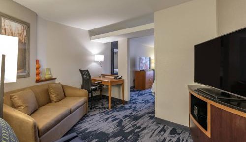 Larger King Suite with Bathtub and Sofa Bed - Mobility Access/Hearing Accessible