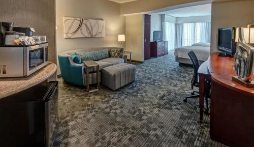 Queen Suite with Two Queen Beds, Bathtub and Sofa Bed - Mobility Access/Hearing Accessible