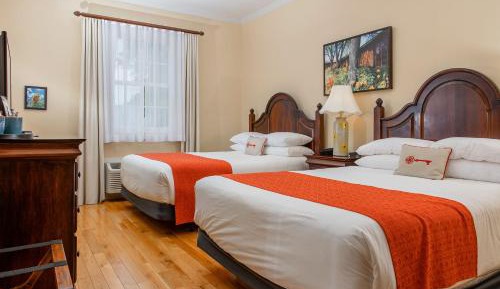 Deluxe Queen Suite