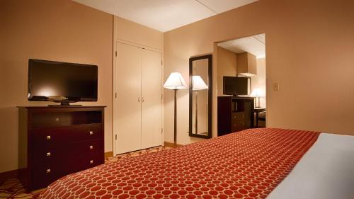 King Room with Bath Tub - Mobility Accessible/Non-Smoking