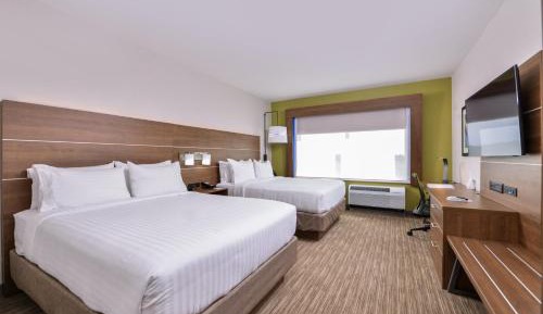 Standard Queen Room with Two Queen Beds and Tub - Communications Accessible