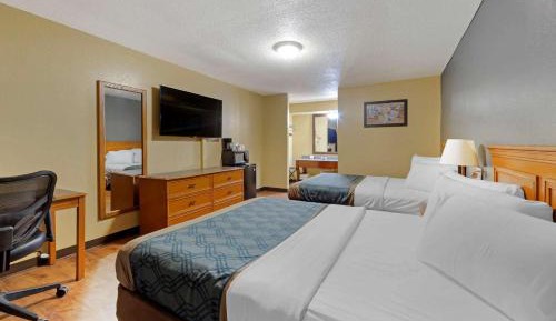 Queen Room with Two Queen Beds - Smoking