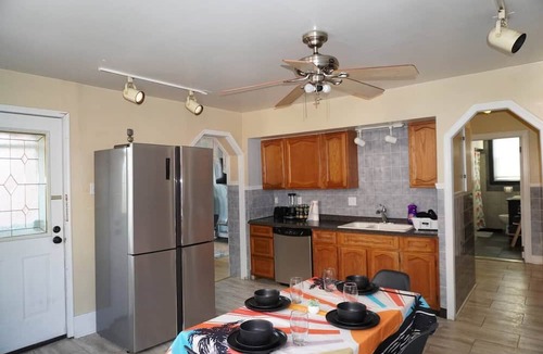 Front Park Apartment | This apartment is a 2 bedroom(s), 1 bathrooms, located in Buffalo, NY.