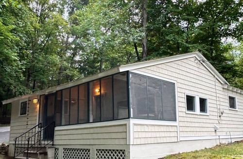Warren County Cottage | Charming 2-bedroom Lake George Cottage on East Side w/Wifi & AC