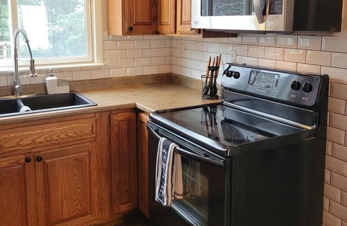 Little Valley House | 4 bedroom pet-friendly Home- 10 minutes from Ski slopes