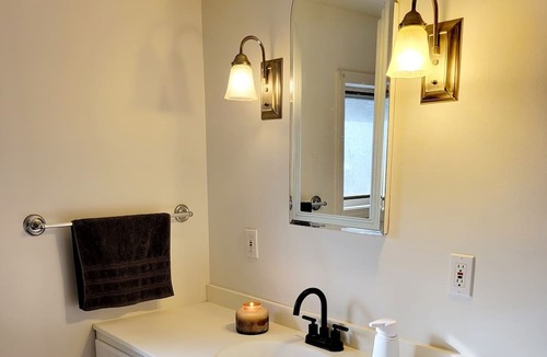 Little Valley House | 4 bedroom pet-friendly Home- 10 minutes from Ski slopes
