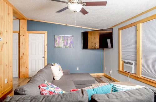 Ellsworth House | Thoughtful, well-equipped retreat with work desk & smart TVs - dog-friendly