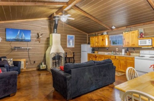 Cleora Cabin | The Herron Cabin (One Queen Bed)