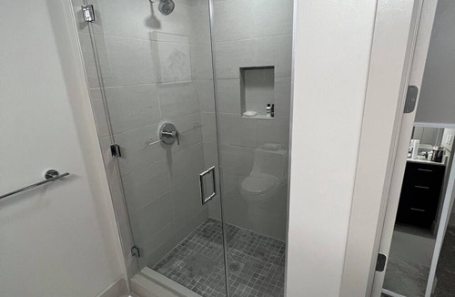 Uptown House | 5Bd 2ba Twnhme w/attached garage, 30ft ceilings, 2 masters, & free Wi-Fi 1gbps