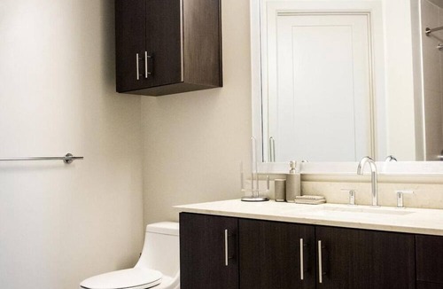Uptown House | 5Bd 2ba Twnhme w/attached garage, 30ft ceilings, 2 masters, & free Wi-Fi 1gbps