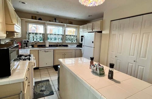 Conneaut Cottage | Cozy 4-bedroom cottage in superb Conneaut with AC