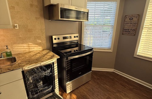 Farmington House | The Corner Suite-Close to The Dawgs’ Classic City