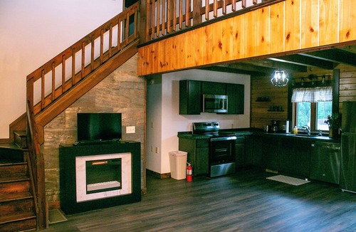 Howard Cabin | Newly remodeled 2 bedroom log cabin located in Howard, Ohio