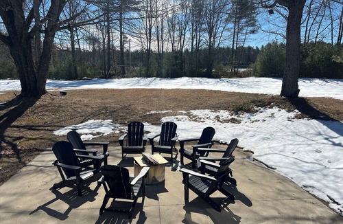 Center Conway House | 3-bedroom house on 40 acres in peaceful Conway with WiFi, AC