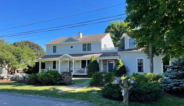 7 BR/3 Full BA - with CENTRAL AIR includes Linens and towels!!
