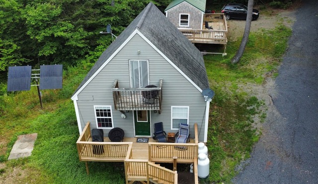 Cozy 1 bedroom cabin with a loft, living space with internet, and a creek!