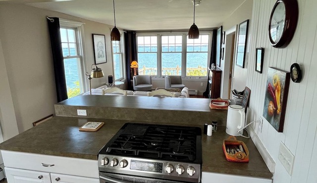 Welcome to The Villa! Charming oceanfront cottage right in Portland