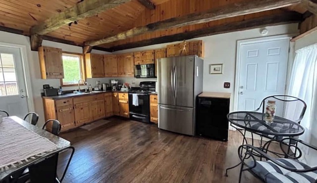 Historic 1828 Farmhouse accessible to Saratoga, Glens Falls, and Lake George