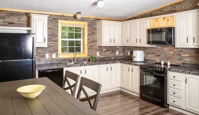 Thoughtful, well-equipped retreat with work desk & smart TVs - dog-friendly