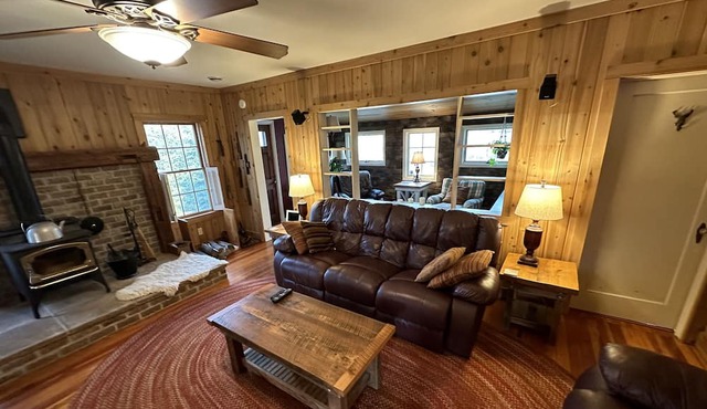 Perfect Eclipse Getaway - Beautiful Cottage Home, 10-minute walk to the lake!
