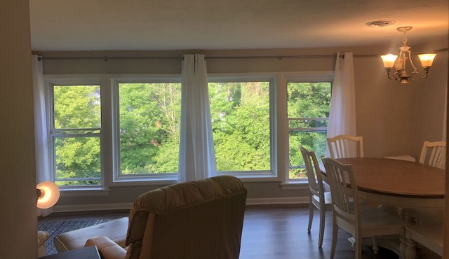 “Sojourn On South” Comfortable and Quiet 2 Bedroom Apartment