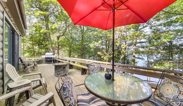 China Lake Retreat: Kayaks, Grill & Fireplace!