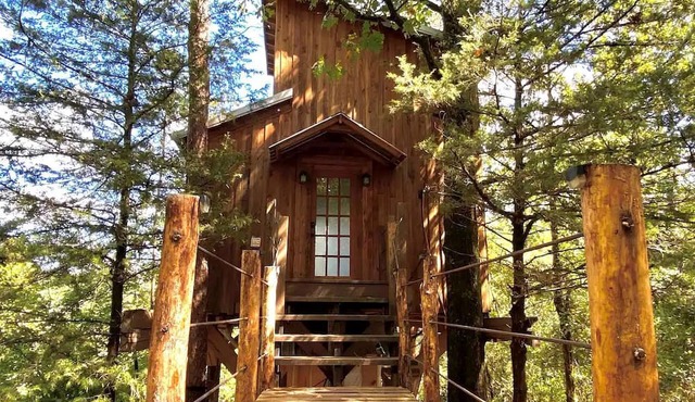 Gorgeous Chic Treehouse with Lofted Interior and Panoramic Views in Arkansas
