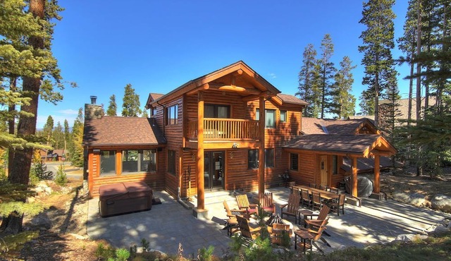 Fantastic Mountain Retreat: Stunning Log Cabin with a Hot Tub in Breckenridge, CO