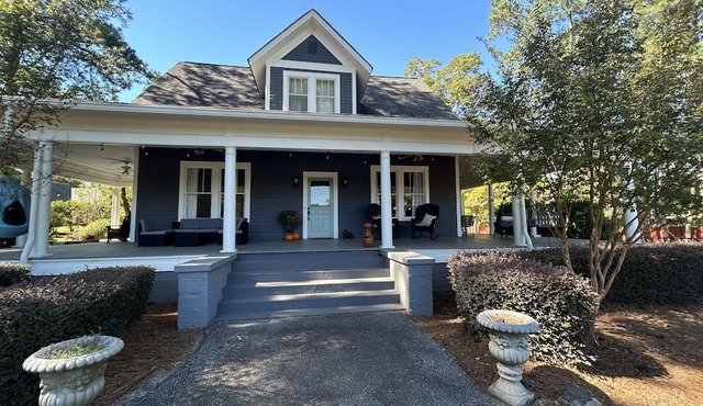 Gorgeous 4-bedroom farmhouse 12 minutes from UGA! Sleeps 8