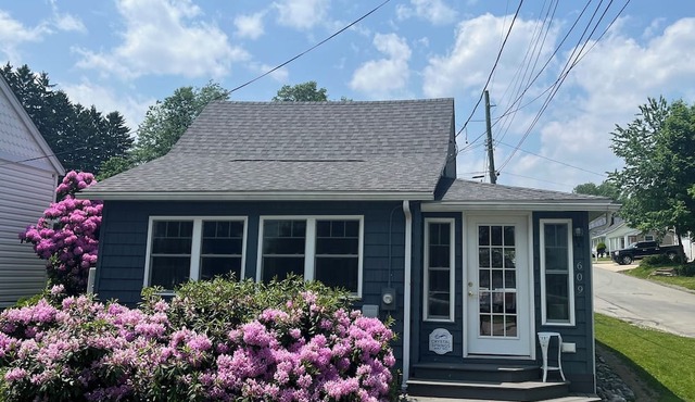 Quaint Lakeside Cottage in Edinboro just steps from the lake!